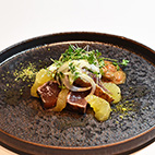 鰹の軽いスモークと花付きズッキーニのサラダ仕立て　サルサトラパニ