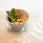 ホワイトアスパラガスのブディーノ　蛤と色々な貝のチャウダー風