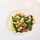 うすいエンドウ豆を練り込んだキタッラ　鮮魚と海老のフリカッセ