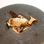 北海道産桜鱒と水牛モッツァレラのカンノーロ仕立て　キノコソース