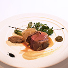 オーストラリア産乳飲み仔羊のロートロ炭火焼き　ソースピストゥー