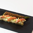 ホワイトアスパラガスのクロスティーニ　グリーンアスパラのフリットと桜鱒のスモーク添え