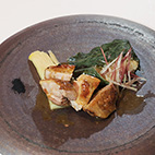 石黒農場ホロホロ鳥の低温調理　竹の子の笹包みオーブン焼き　木の芽のソース