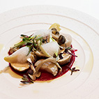 色々な貝とキノコのマリネ　フルーツトマトとビーツのサラダ仕立て