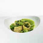 春キャベツと天使の海老のアニョロッティ　色々な豆とうすい豆パウダー