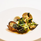 蛤と鮮魚のラヴィオリ　サフラン風味のナージュ