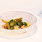 カナダ産オマール海老と花付きズッキーニのフリカッセ　メロン、ミントの香り