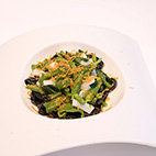 アオリイカと万願寺唐辛子　その墨を練り込んだキタッラ