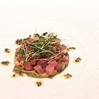 ひっさげマグロのスモークと白茄子のマリネ　キャビア添え