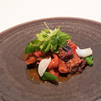 ちょっと辛い和牛の赤ワイン煮込み　色々なピーマンたちと