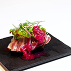 天然ひっさげマグロの片面焼き　ビーツとフルーツトマトのケッカソース