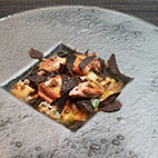 ヴァンデ産鶉の炭火焼き　豚足とオルツォのモルヒダ　秋トリュフの香り