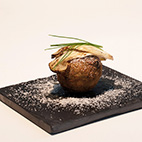 小ヤリイカとイカ墨のスップリ　松茸とともに