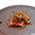 オーストラリア産仔羊の炭火焼き　豆の煮込みと秋トリュフの香り