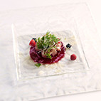 メバチマグロの軽いスモークとビーツのサラダ仕立て