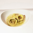 次郎猪とポルチーニ茸のアニョロッティ in 生ハムのブロード